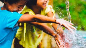 deux enfant jouent ajvec de l'eau