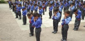 des enfants tibétains prient